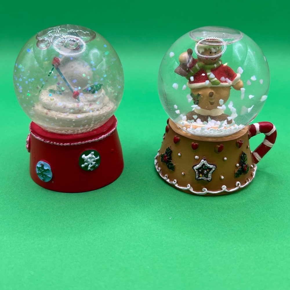 Festive Snow Globe Set